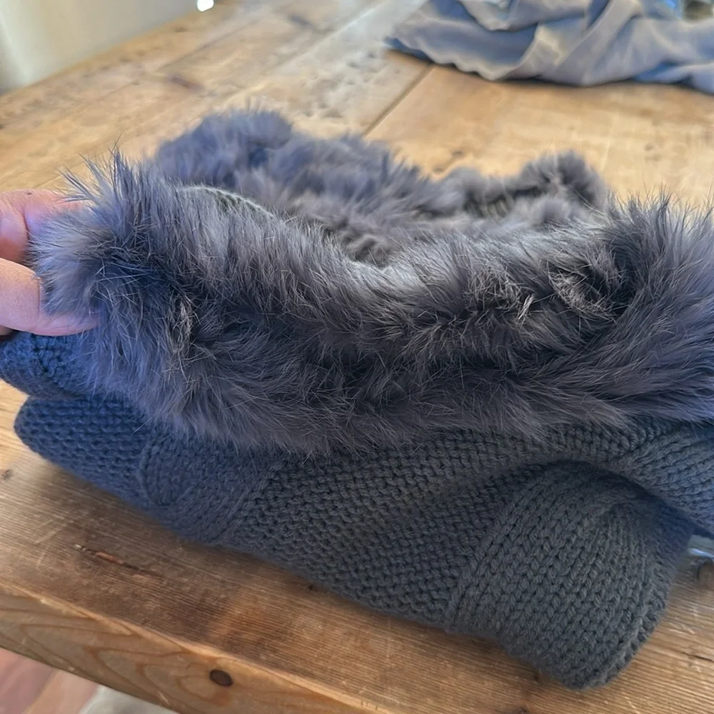 Armani Jeans Woven Acrylic poncho with rabbit fur trim - Picture 6 of 6